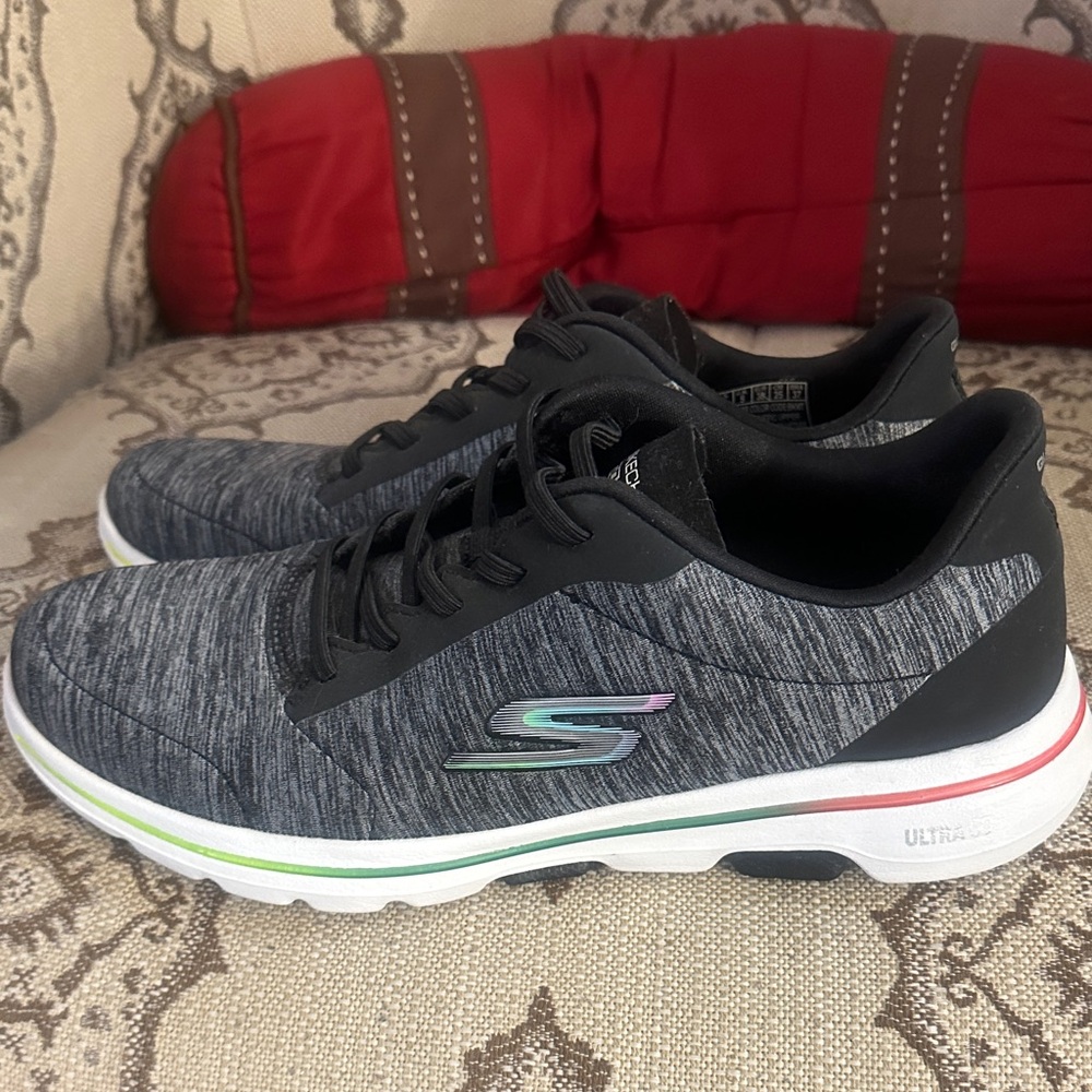 Like new size 8 Skechers